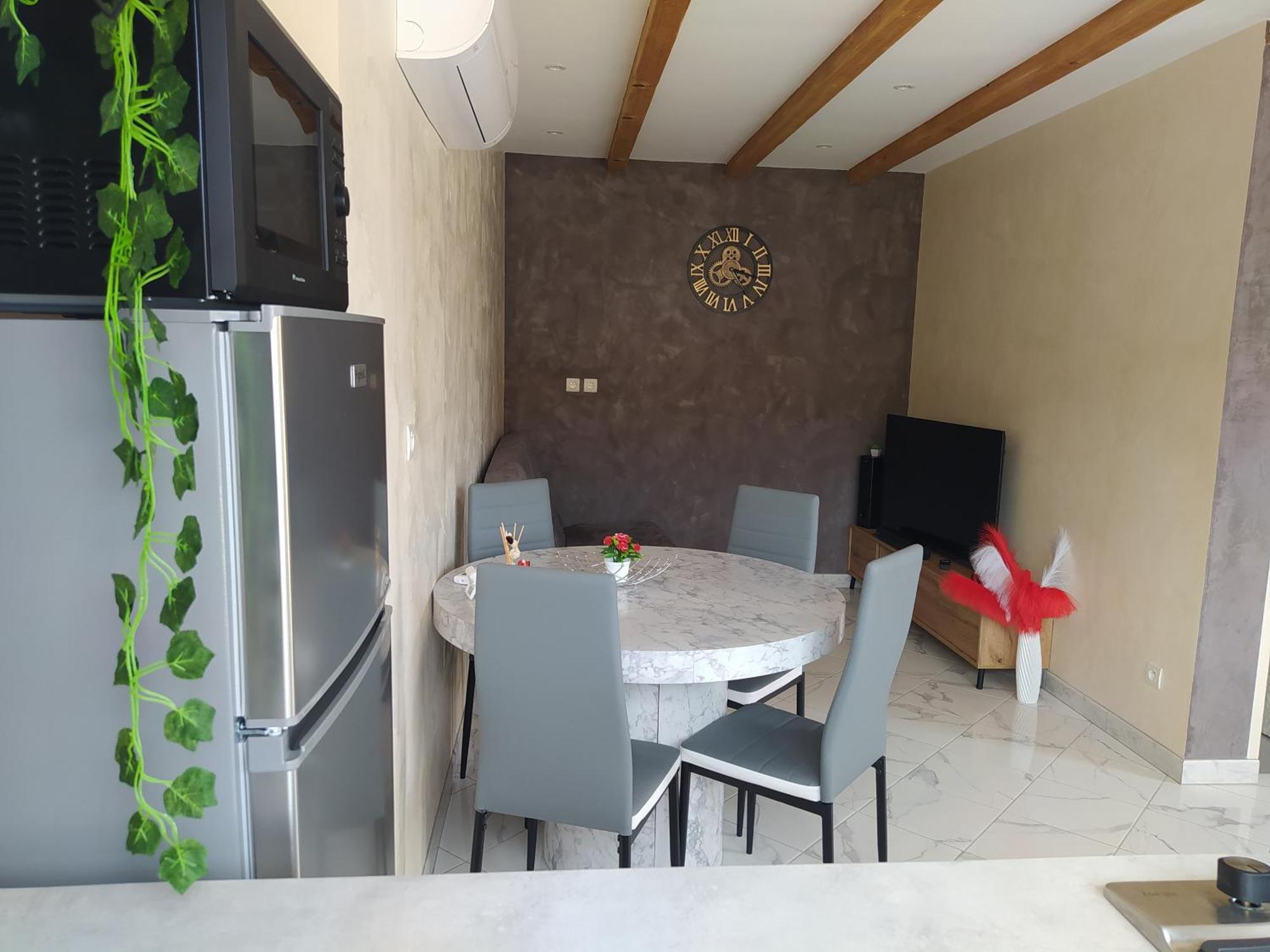 Studio Cosy Avec Terrasse Et Jacuzzi A Disposition De Mai A Aout Rians  エクステリア 写真