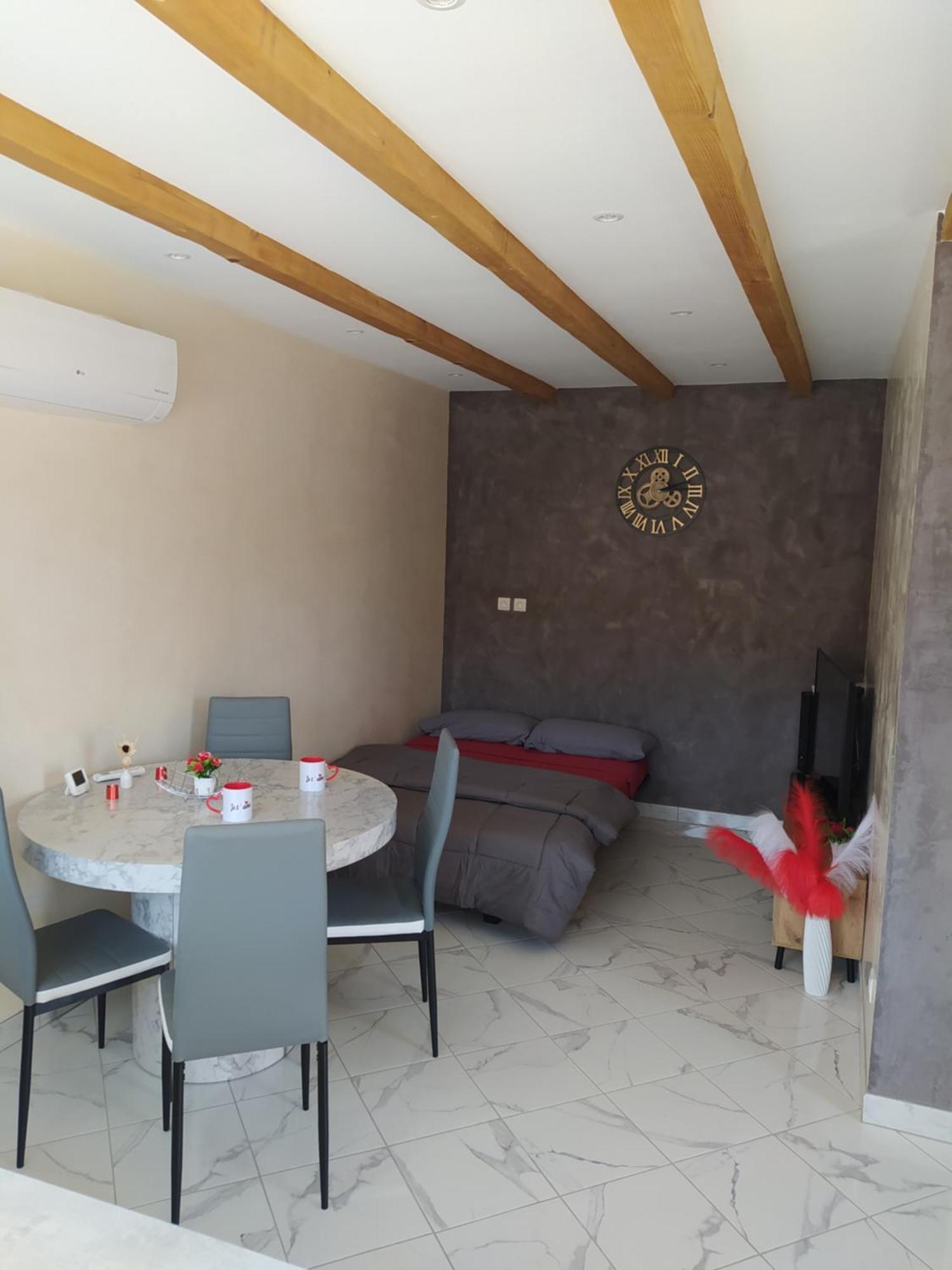 Studio Cosy Avec Terrasse Et Jacuzzi A Disposition De Mai A Aout Rians  エクステリア 写真